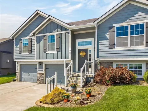 1704 Chestnut St, Kearney, MO 64060
