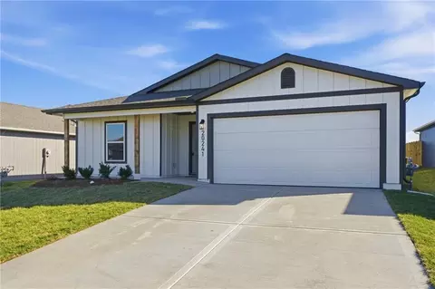 19475 Lincoln St, Spring Hill, KS 66083