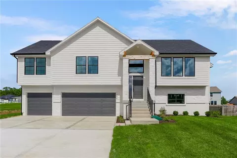 8485 Eagle Creek Dr, De Soto, KS 66018