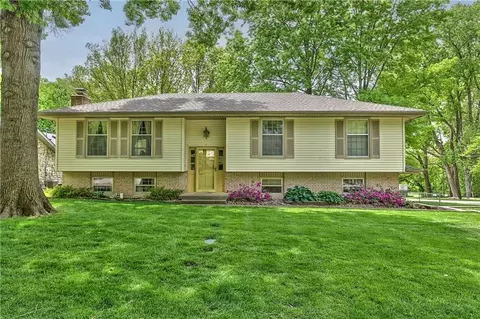 5816 Whispering Oaks Ln, Kansas City, MO 64152
