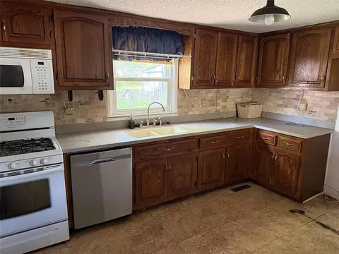 Kitchen - 232 S County Line Rd, Windsor, MO 65360 photo 2 of 2