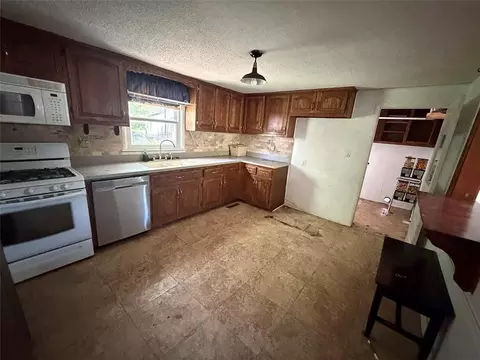 Kitchen - 232 S County Line Rd, Windsor, MO 65360 photo 1 of 2