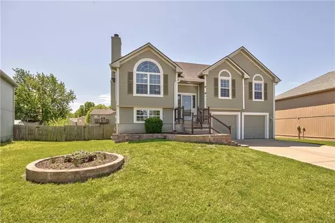 605 N Winwood Ter, Gardner, KS 66030