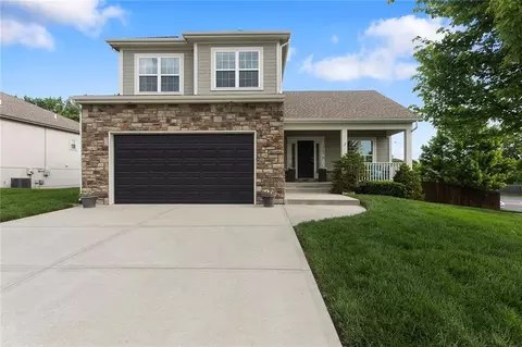1740 NE Nine Oaks Dr, Lees Summit, MO 64086