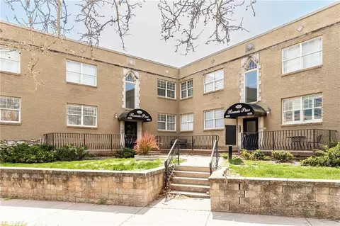 4526 Roanoke Pkwy #A, Kansas City, MO 64111