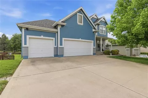 1205 Wiltshire Blvd, Raymore, MO 64083