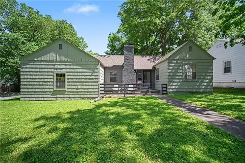 5225 Sycamore Dr, Roeland Park, KS 66205