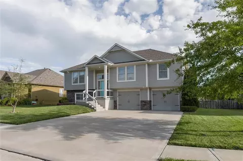 2301 NE Treetop Dr, Blue Springs, MO 64029