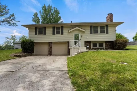 508 SW Killarney Ln, Blue Springs, MO 64014