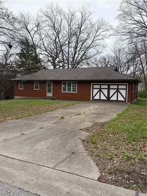 8813 North Rd, Pleasant Valley, MO 64068