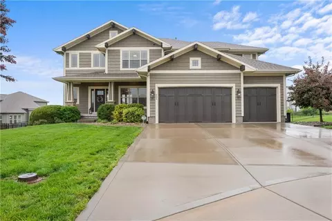 405 SE Mill Creek Cir, Lees Summit, MO 64063