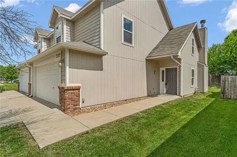 2752 Grand Cir, Lawrence, KS 66047