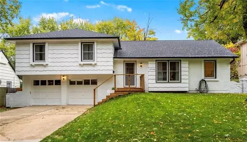 10104 W 93rd St, Overland Park, KS 66212