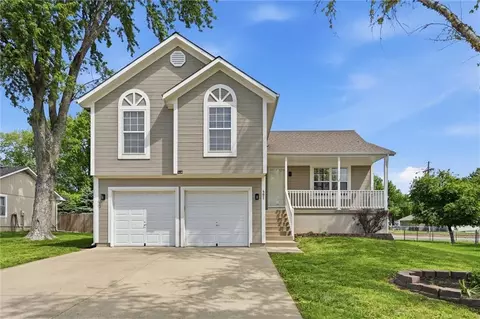 402 Belmont Dr, Raymore, MO 64083