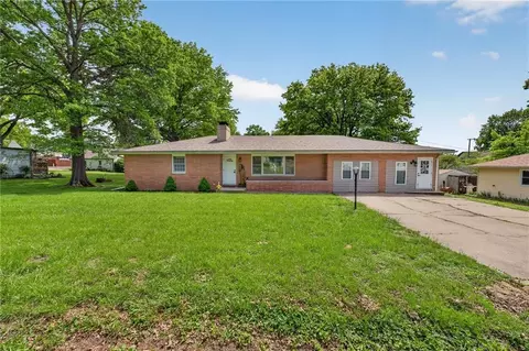 207 Dewey Ave, Gower, MO 64454