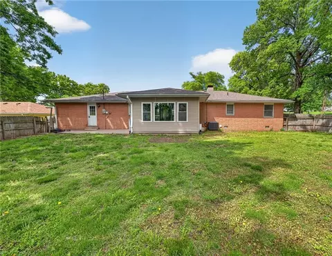 207 Dewey Ave, Gower, MO 64454
