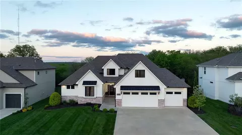 2021 NE Bluestone Dr, Lees Summit, MO 64064