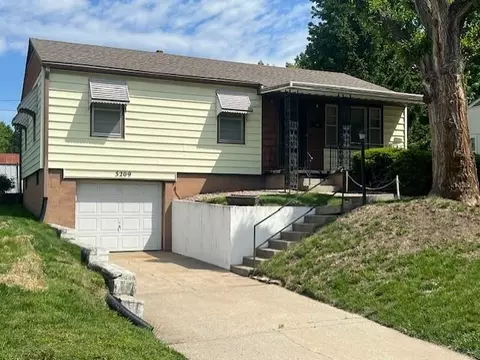 3209 Mark Twain Dr, Saint Joseph, MO 64501