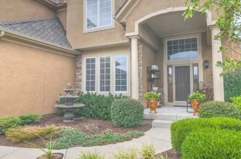 16118 S Locust St, Olathe, KS 66062