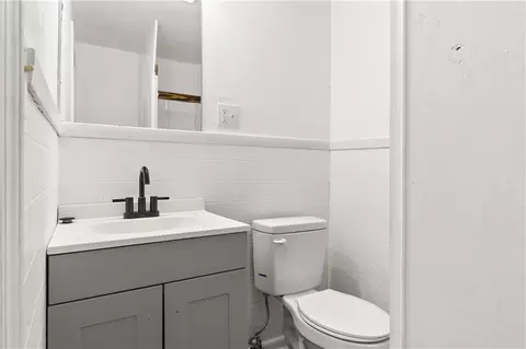 Bath - 417 Jackson St, Warrensburg, MO 64093 photo 3 of 5