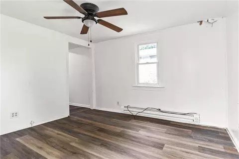 Living - 417 Jackson St, Warrensburg, MO 64093 photo 2 of 7