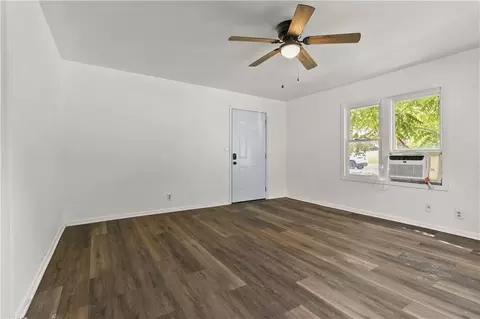 Living - 417 Jackson St, Warrensburg, MO 64093 photo 3 of 7