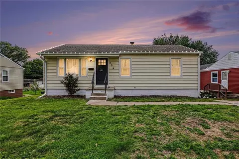 504 E Meadow Ln, Saint Joseph, MO 64501