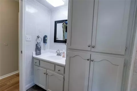 Bath - 906 N Ponca Dr, Independence, MO 64056 photo 2 of 2