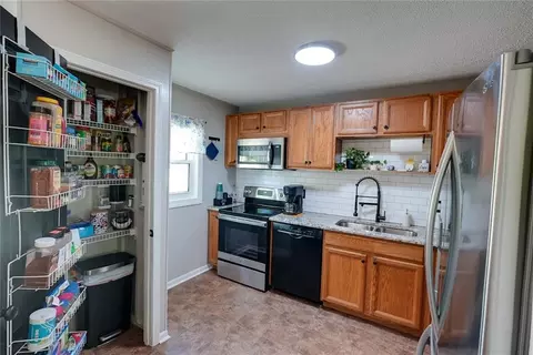Kitchen - 906 N Ponca Dr, Independence, MO 64056 photo 3 of 5