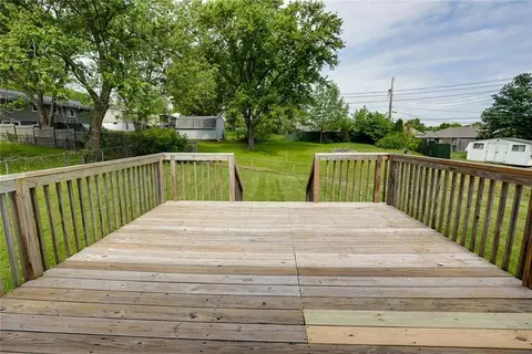 Exterior - 906 N Ponca Dr, Independence, MO 64056 photo 4 of 12