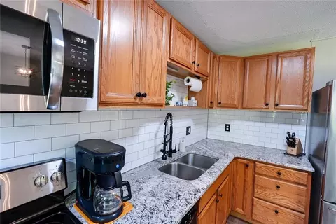 Kitchen - 906 N Ponca Dr, Independence, MO 64056 photo 4 of 5