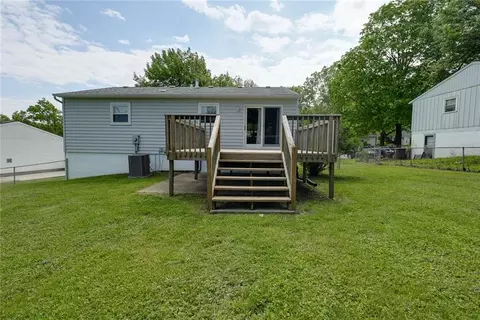 Exterior - 906 N Ponca Dr, Independence, MO 64056 photo 5 of 12