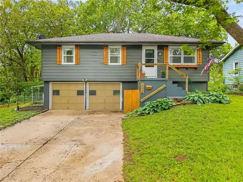 825 SW Pleasant Dr, Lees Summit, MO 64081