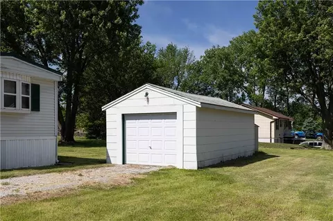 Exterior - 309 N North St, Windsor, MO 65360 photo 4 of 9