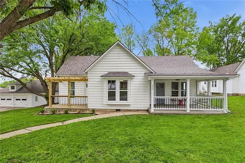 328 E Main St, Smithville, MO 64089