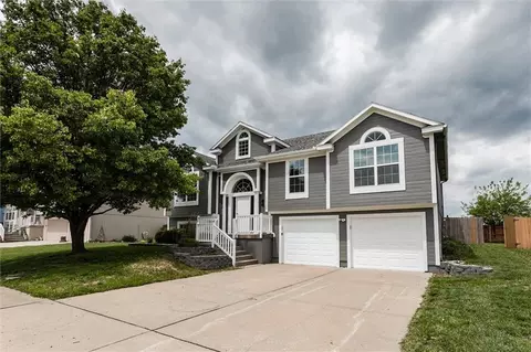 12106 E 214th St, Peculiar, MO 64078