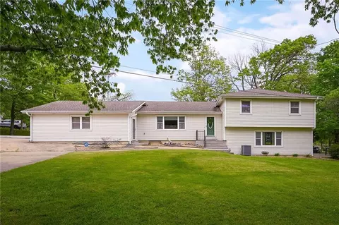 50 51 T St, Lake Lotawana, MO 64086