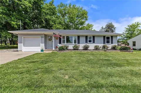 306 Crestview Dr, Richmond, MO 64085