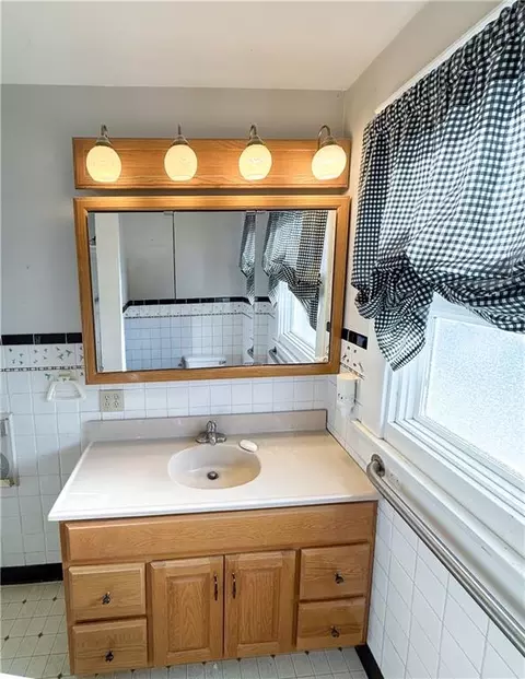 Bath - 524 W Cherry St, Nevada, MO 64772 photo 2 of 2