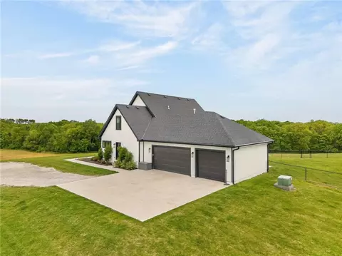 Exterior - 7563 County Road 421 Rd, Amazonia, MO 64421 photo 6 of 12
