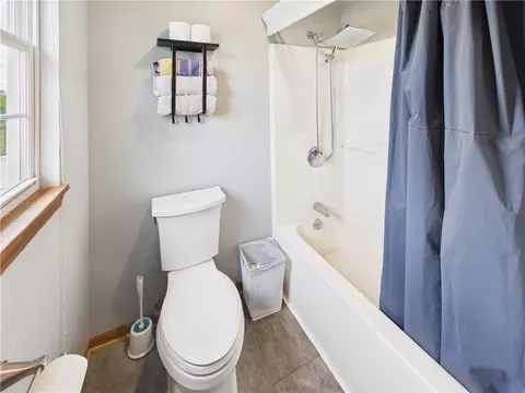 Bath - 719 Brookside Dr, Warrensburg, MO 64093 photo 3 of 5