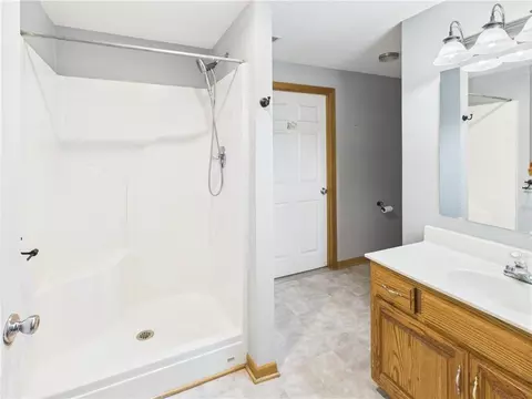 Bath - 719 Brookside Dr, Warrensburg, MO 64093 photo 4 of 5