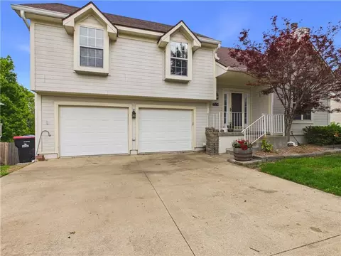 Exterior - 719 Brookside Dr, Warrensburg, MO 64093 photo 2 of 7