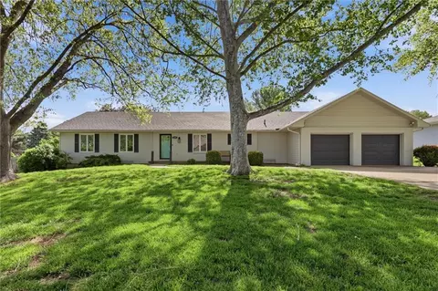 5645 Meadow View Dr, Shawnee, KS 66226