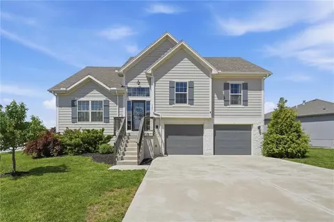 729 Juniper Dr, Blue Springs, MO 64014