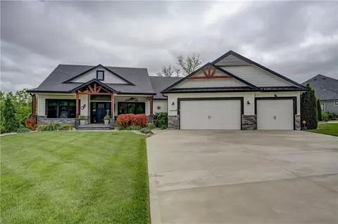 4 Black Hawk Dr, Lake Winnebago, MO 64034