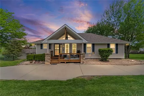 7525 N Amity Ave, Parkville, MO 64152