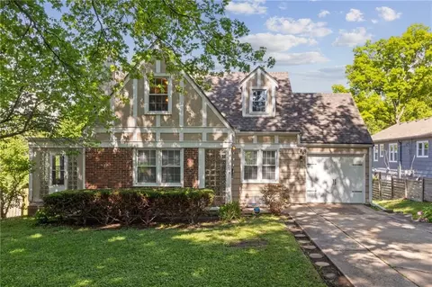 8806 Minnehaha Ln, Kansas City, MO 64114