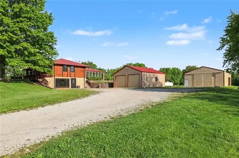 Exterior - 300 E Casey Rd, Lone Jack, MO 64070 photo 10 of 13