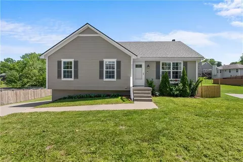 930 SE Kingscross Rd, Blue Springs, MO 64014